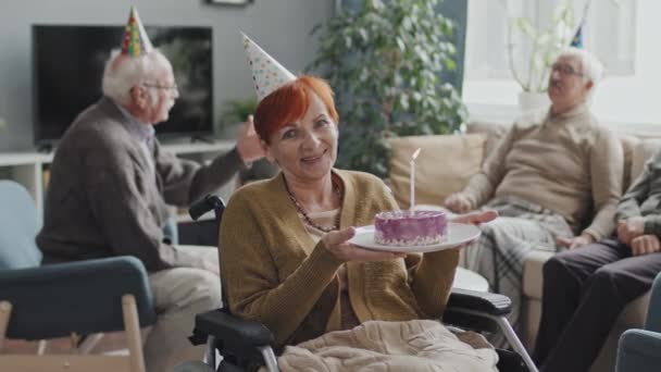 Medium Slowmo Portret Van Glimlachende Blanke Senior Vrouw Rolstoel Poseren — Stockvideo