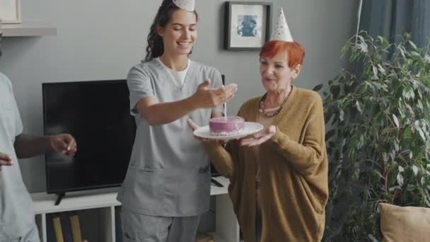 Střední Záběr Šťastné Zrzavé Starší Ženy Oslavující Narozeniny Pečovatelském Domě — Stock video