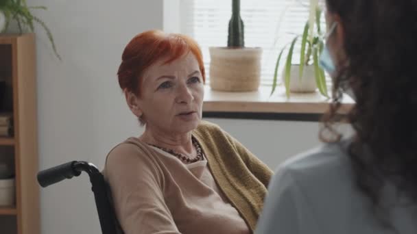 Schnappschuss Einer Rothaarigen Kaukasischen Seniorin Mit Behinderung Gespräch Mit Einer — Stockvideo