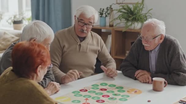 Mittlere Aufnahme Einer Gruppe Glücklicher Senioren Beim Gemeinsamen Tischspiel Wohnzimmer — Stockvideo