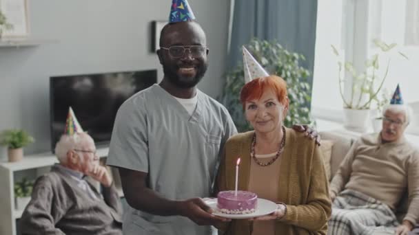 Retrato Lento Médio Mulher Idosa Caucasiana Cabelos Vermelhos Feliz Enfermeira — Vídeo de Stock
