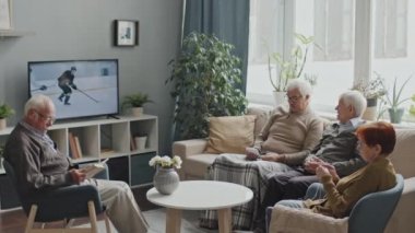 Dört son sınıfın boş zamanlarını televizyon başında rahat bir huzurevinin oturma odasında kitap okuyarak, örgü örerek ve sohbet ederek geçirdikleri orta derece yavaş bir çekim.