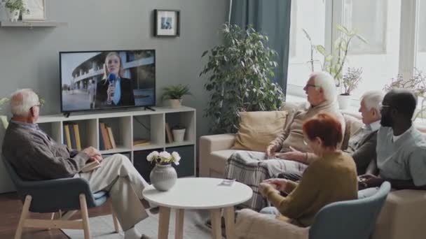 Group Caucasian Senior People African American Male Nurse Watching News — Vídeo de Stock