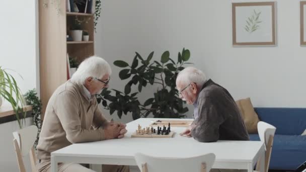 Mittlere Aufnahme Von Zwei Älteren Kaukasischen Männern Die Sich Tisch — Stockvideo