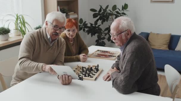 Medium Shot Van Drie Moderne Senioren Met Behulp Van Digitale — Stockvideo