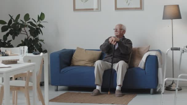 Tiro Completo Homem Caucasiano Sênior Com Cabelos Grisalhos Bigode Sentado — Vídeo de Stock