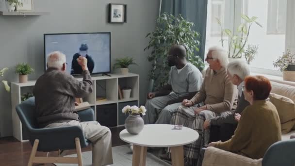 Four Caucasian Seniors African American Male Nurse Social Worker Watching — Vídeo de Stock