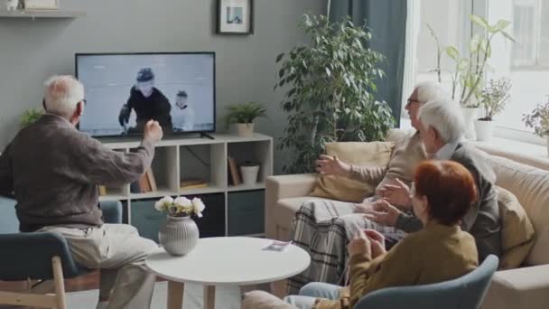 Ομάδα Ηλικιωμένων Βλέποντας Συναρπαστικό Αγώνα Χόκεϊ Στην Τηλεόραση Στο Άνετο — Αρχείο Βίντεο