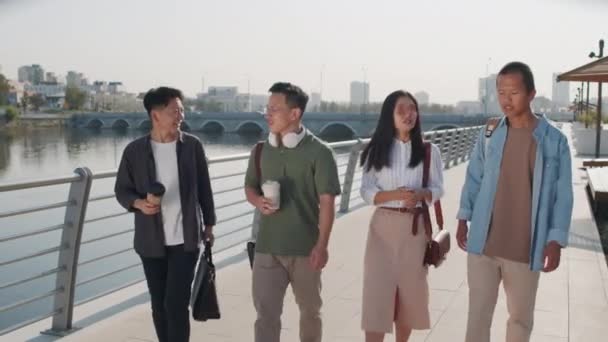 Seguimiento Tiro Cuatro Jóvenes Amigos Asiáticos Masculinos Femeninos Caminando Largo — Vídeo de stock