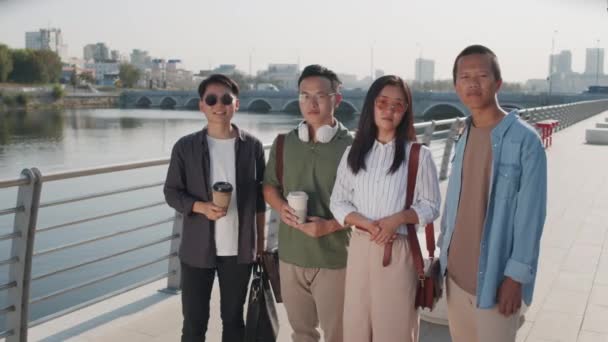 Medium Portret Van Groep Van Vier Jonge Aziatische Vrienden Slimme — Stockvideo