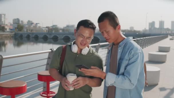 Medium Skott Två Unga Asiatiska Manliga Vänner Talar Medan Rulla — Stockvideo