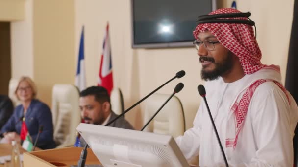 Geleneksel Giysiler Içindeki Arap Erkek Politikacının Büyük Konferans Salonundaki Tribünde — Stok video