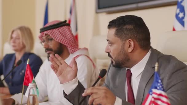 Tour Taille Politicien Masculin Séreux Moyen Orient Prononçant Discours Devant — Video