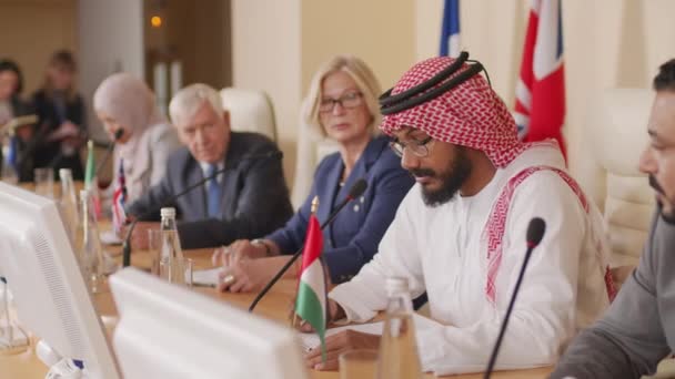 Waist Shot Arab Political Leader Traditional Clothing Speaking Microphone Sitting — Vídeo de Stock