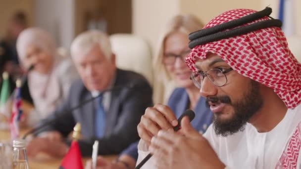 Молодий Арабський Політик Традиційному Одязі Який Розмовляє Аудиторією Відповідаючи Свої — стокове відео