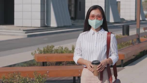 Medium Portrait Young Asian Woman Takeaway Coffee Posing Camera Outdoors — Vídeo de Stock