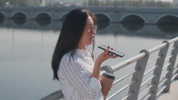 Mediana Toma Mujer Asiática Joven Gafas Sol Grabación Mensaje Voz — Vídeo de stock