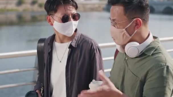Spårning Midja Upp Skott Två Asiatiska Vänner Ansikte Masker Har — Stockvideo