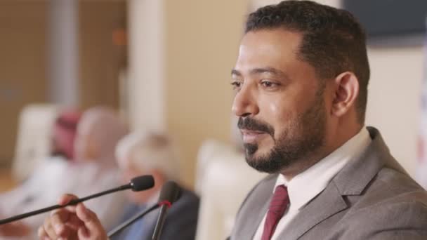 Orta Doğu Ülkesinin Orta Yaşlı Erkek Siyasi Liderinin Konferans Salonunda — Stok video