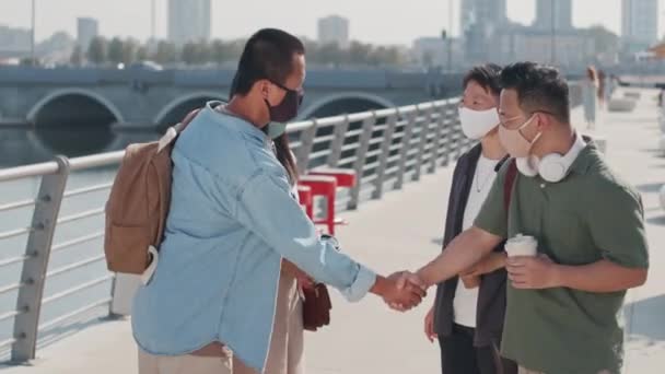 Средний Снимок Группы Четырех Молодых Азиатов Пожимающих Друг Другу Руки — стоковое видео