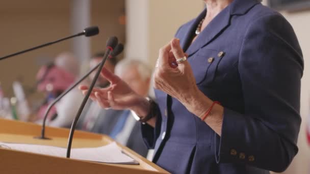 Kadın Siyasi Liderin Elinin Orta Kısmı Tribünde Duruyor Basın Toplantısında — Stok video