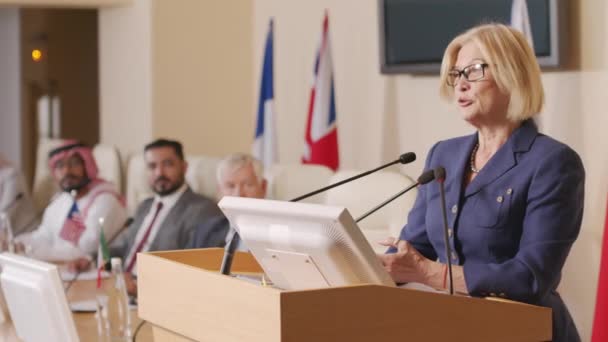 Średni Ujęcie Kobieta Polityczny Lider Kaukaski Etniczny Wygłaszanie Przemówienie Trybuna — Wideo stockowe