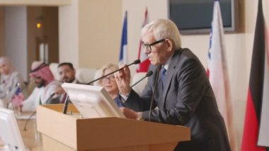 Üst düzey Kafkas erkek siyasi liderinin Tribün 'deki konuşmasını bitirmesi ve resmi basın toplantısında diğer ülkelerin temsilcileriyle aynı masada oturması.