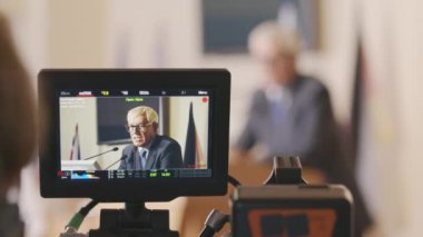 Resmi basın toplantısı sırasında Tribün 'de konuşma yapan üst düzey Kafkasyalı politikacının video kamera kaydının orta derecede kapatılması