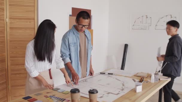 Mittlere Aufnahme Eines Teams Asiatischer Architekten Das Schreibtisch Sitzt Und — Stockvideo