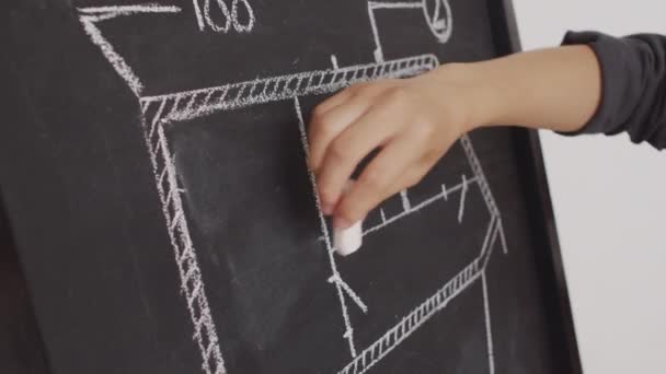 Sluiten Van Onherkenbare Bouwtekeningen Van Architect Ingenieur Schoolbord — Stockvideo