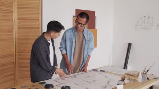 Mittlere Aufnahme Junger Und Kreativer Asiatischer Architekten Die Gemeinsam Einem — Stockvideo