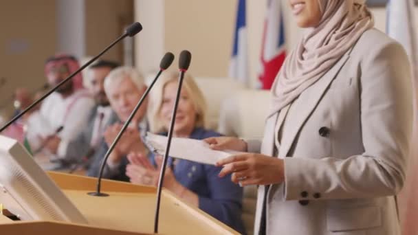 Średnie Ujęcie Młodych Muzułmańskich Przywódczyń Politycznych Hidżabie Występujących Trybunie Publiczne — Wideo stockowe