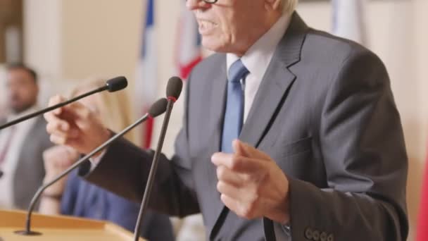 Midjan Upp Skott Känslomässig Senior Kaukasisk Manlig Politiker Utför Tribun — Stockvideo