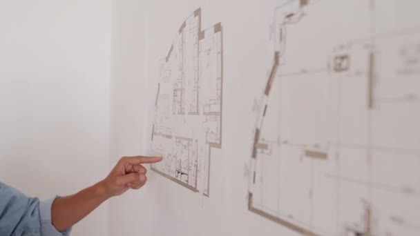 Крупним Планом Невизнані Архітектори Вказують План Будівництва Висить Стіні Офісі — стокове відео