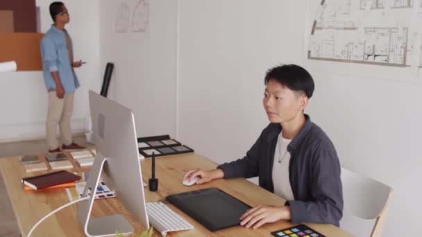 Dolly Toma Pelo Corto Joven Arquitecta Etnia Asiática Que Trabaja — Vídeos de Stock