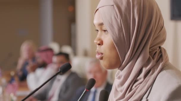 Średnie Zbliżenie Muzułmańskiej Polityczki Hidżabie Przemawiającej Mikrofonem Oficjalnej Konferencji Prasowej — Wideo stockowe