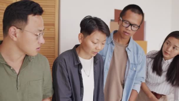 Mediana Toma Equipo Asiático Jóvenes Arquitectos Creativos Coworking Proyecto Vivienda — Vídeo de stock