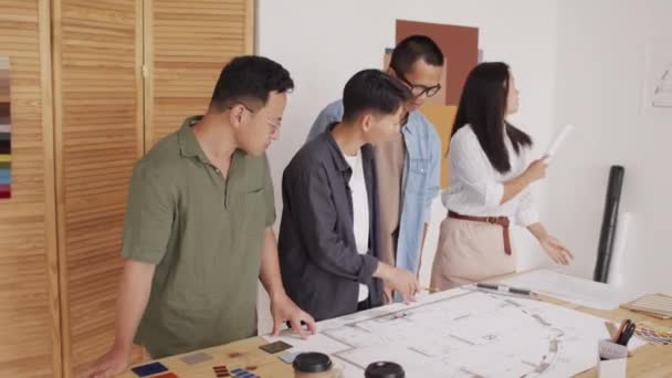 Mediana Toma Equipo Creativo Joven Cuatro Arquitectos Asiáticos Que Trabajan — Vídeo de stock