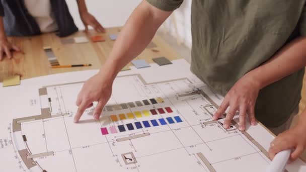 Tým Asijských Architektů Vybírá Barevné Vzorky Palety Hodinek Při Společné — Stock video