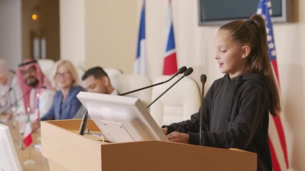 Średnie Ujęcie Małej Dziewczynki Reprezentującej Interesy Społeczności Ekologicznej Przemawiającej Trybunie — Wideo stockowe