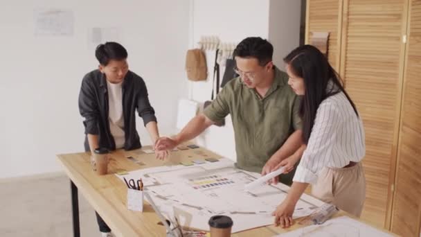 Medelhög Bild Kreativa Team Unga Asiatiska Arkitekter Väljer Färg Och — Stockvideo