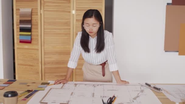 Mittlere Aufnahme Einer Jungen Asiatischen Architektin Die Auf Einem Schreibtisch — Stockvideo