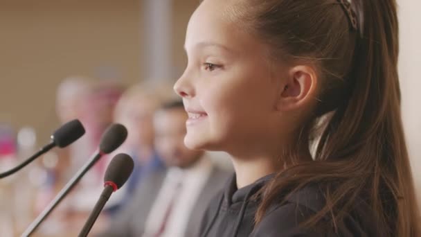 Mikrofonda Basın Toplantısı Sırasında Dinleyicilere Siyasi Liderlere Konuşma Yapan Küçük — Stok video