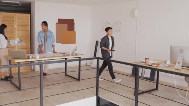 Equipo Jóvenes Arquitectos Asiáticos Creativos Trabajando Juntos Proyecto Vivienda Oficina — Vídeo de stock