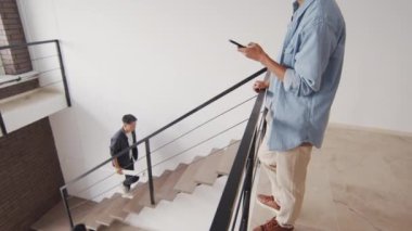 Asyalı mimarlardan oluşan bir ekibin parlak çağdaş ofiste konut projesinde birlikte çalışırken çekilmiş görüntüleri.