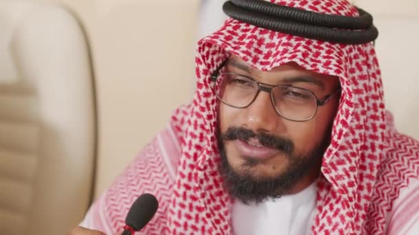 Detailní Záběr Arabského Politického Lídra Keffiyehu Mluvícího Mikrofonu Během Tiskové — Stock video