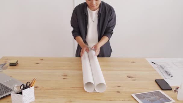 Mittlere Aufnahme Einer Geschlechtsneutralen Jungen Asiatischen Architektin Die Einen Hausplan — Stockvideo