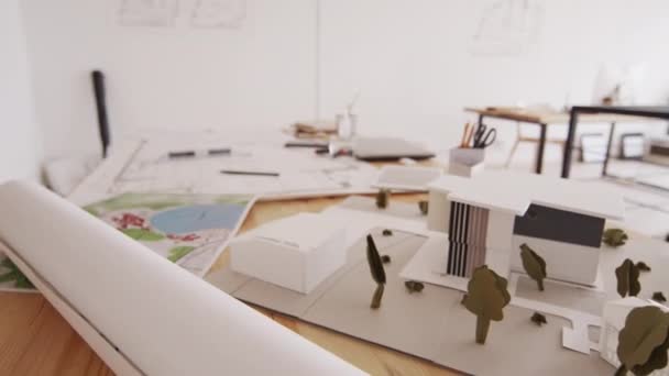 Mimarlık Bürosundaki Uzun Ahşap Masanın Üzerine Çizimler Planlar Planlarından Hiç — Stok video