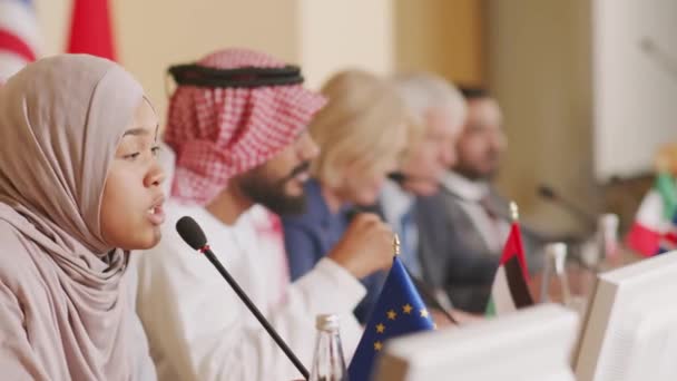 Panning Wachten Schot Van Islamitische Vrouwelijke Politieke Leider Het Maken — Stockvideo
