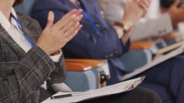Konferans salonundaki konferanstan sonra üç iş kadınını alkışlarken görüntülendi.